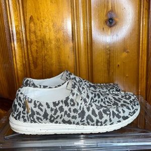 HEY DUDE WOMENS SIZE 9 LEOPARD PRINT